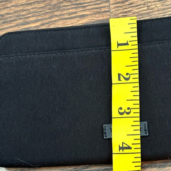 Vera Bradley Iconic RFID Accordion Wristlet Classic Black Penguins Hearts NWT - Picture 4 of 8